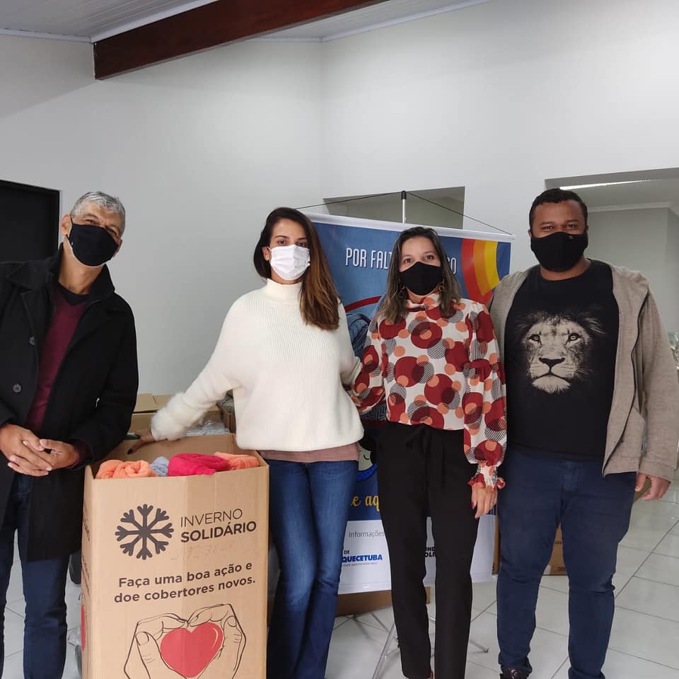 Polo de Itaquaquecetuba doa cobertores novos ao Fundo Social do município