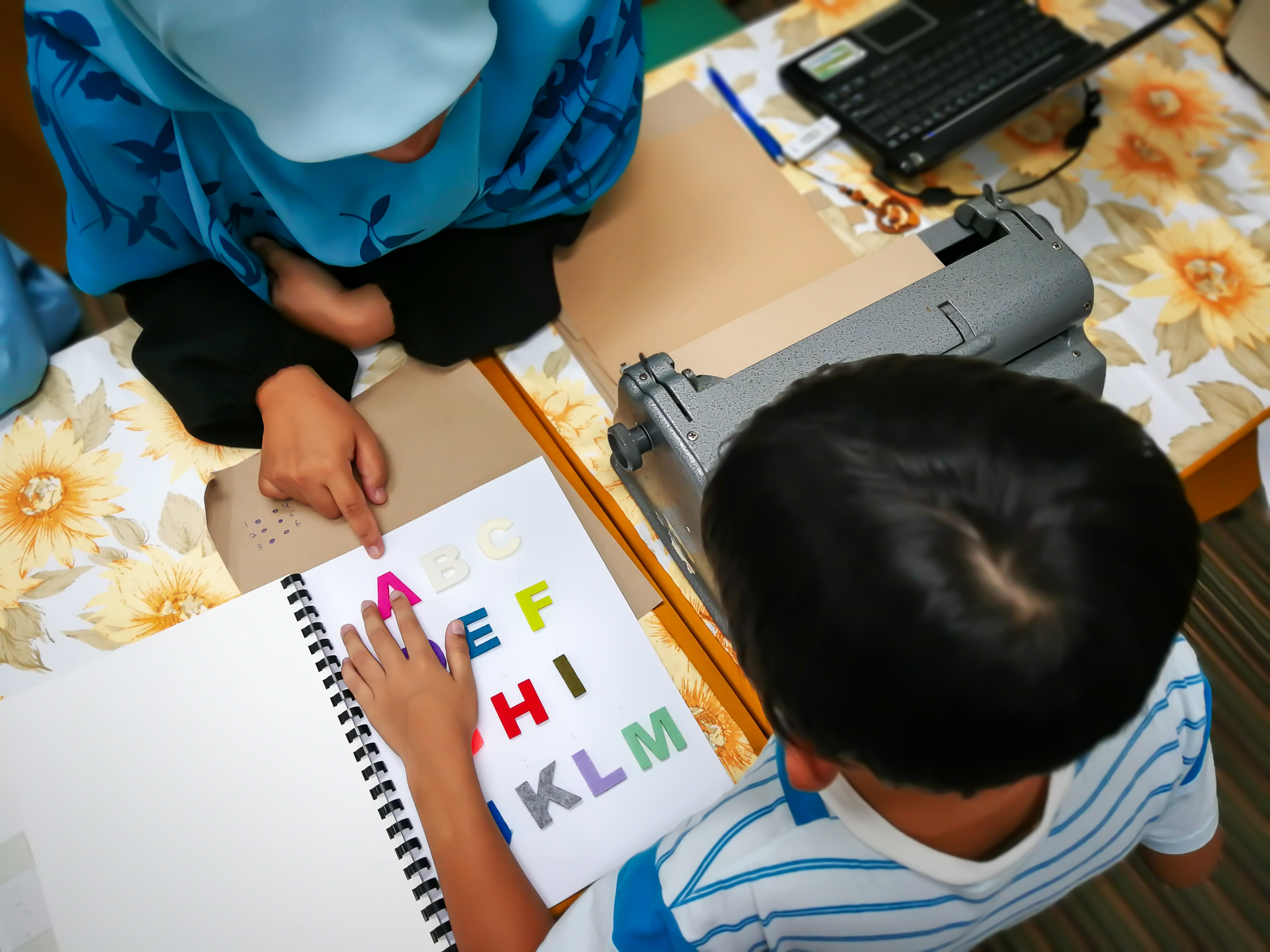 Alunas da Univesp criam ferramenta que auxilia alfabetização de crianças com deficiência visual